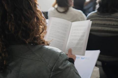 Una persona está leyendo un documento en un ambiente de reunión.