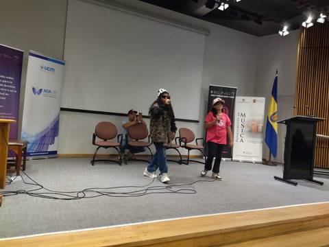 Un par de niños se están presentando en un escenario durante un evento en Chile.