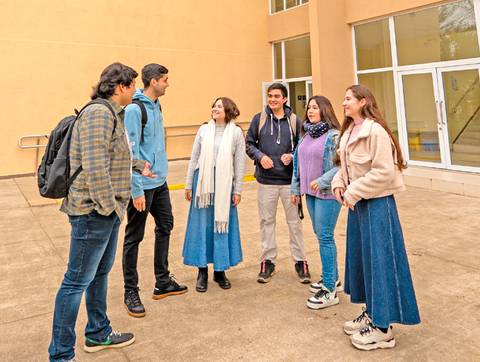 Un grupo de jóvenes conversando en un entorno escolar.