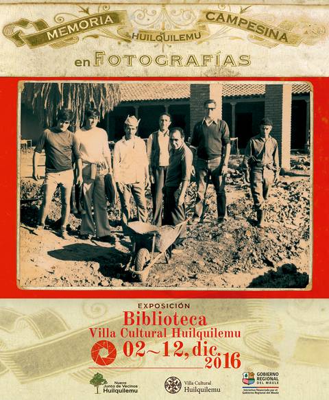 Un grupo de seis hombres posan junto a una carretilla en lo que parece ser una construcción, en el contexto de una exposición sobre la memoria campesina en Huilquilemu.