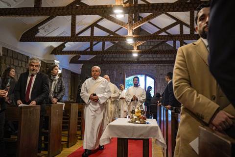 Una ceremonia religiosa en una iglesia con varios sacerdotes y asistentes.