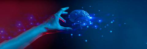 Una mano alcanza un cerebro brillante en un fondo de luces azules y rojas.