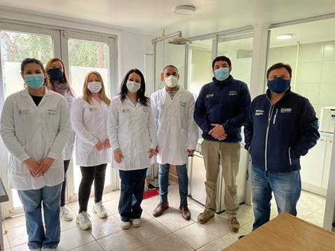 Grupo de profesionales de la salud posando en una clínica.