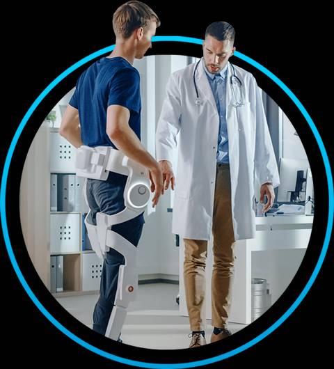 Un paciente con un exoesqueleto es examinado por un médico en una consulta.