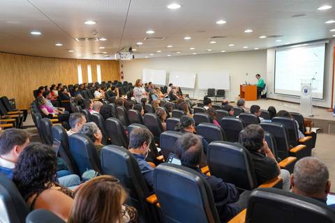 Una sala llena de gente escuchando una presentación en un seminario.