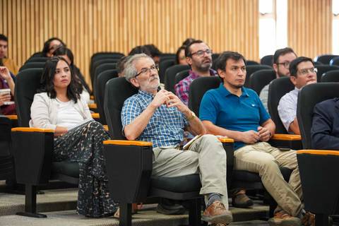 Un grupo de personas escuchando atentamente una charla en un auditorio.