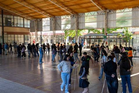 Un grupo de estudiantes en el gimnasio de una escuela jugando y socializando.