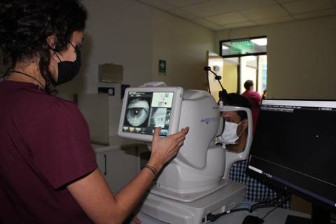 Una persona se está sometiendo a un examen ocular en una clínica.