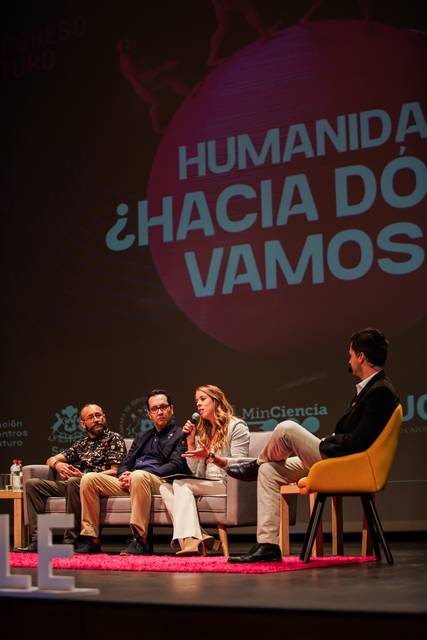 Una conversación sobre el futuro de la humanidad en un congreso.