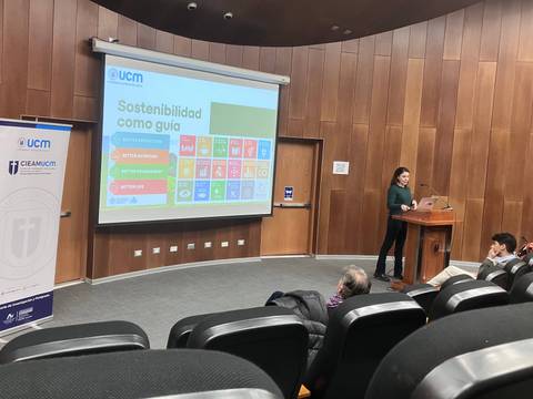 Una charla sobre sostenibilidad en un auditorio lleno de personas.