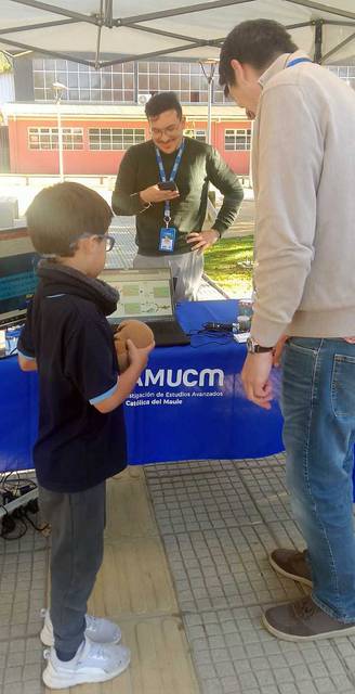 Un grupo de personas interactuando en un evento al aire libre.