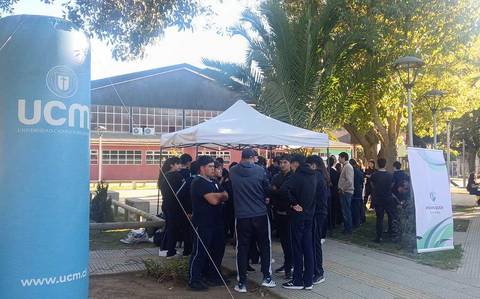 Un grupo de estudiantes reunidos bajo una carpa en el campus de la UCM.