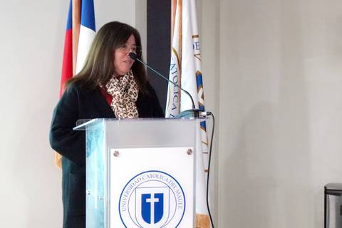 Una mujer está dando un discurso en un evento en la Universidad Católica del Valle.