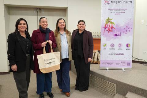 Un grupo de cuatro mujeres posando juntas en un evento relacionado con la innovación en el ámbito farmacéutico.
