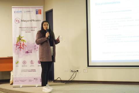 Una expositora presenta en una charla sobre innovación en el uso de recursos naturales.