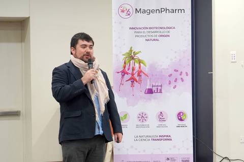 Un presentador habla sobre biotecnología en un evento relacionado con MagenPharm.