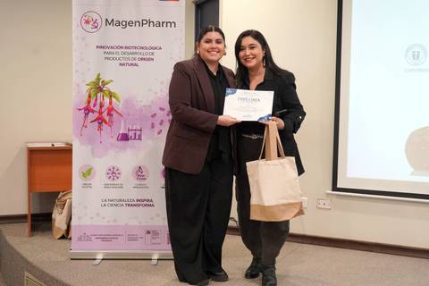 Dos mujeres posando felices con un diploma en un evento de MagenPharm.