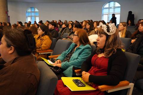 Un grupo de personas atenta a una charla en un auditorio.