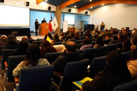Una charla con un público atento en una sala de conferencias.