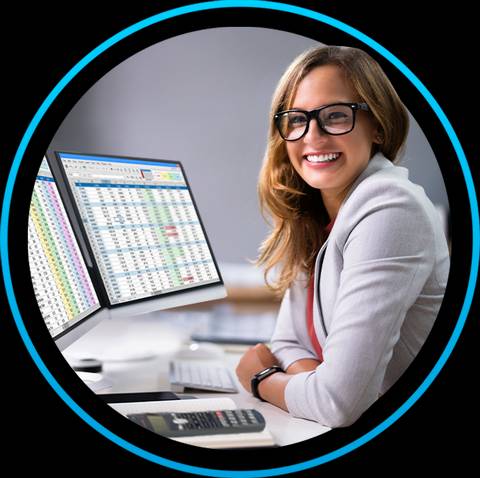 Una mujer sonriente está sentada frente a dos pantallas con información en una oficina moderna.