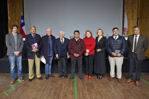 Un grupo de personas posando en un evento en Chile.