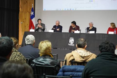 Una reunión con varios panelistas discutiendo temas importantes en un evento en Chile.