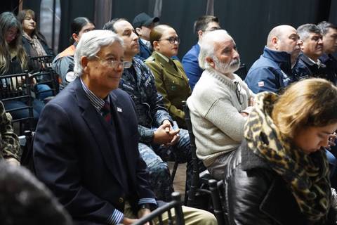 Un grupo de personas escuchando atentamente en un evento.