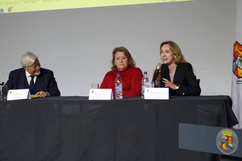 En una mesa de discusión, tres personas conversan sobre un tema relevante para la comunidad.