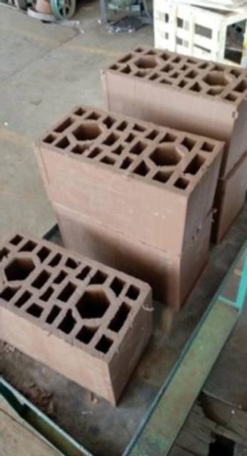 Un grupo de bloques de construcción apilados en un taller.