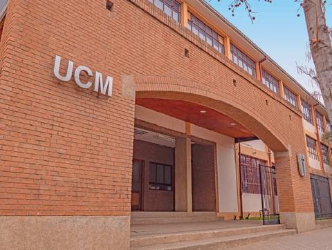Una imagen del acceso a la Universidad Católica del Maule con ladrillos y una arquitectura moderna.
