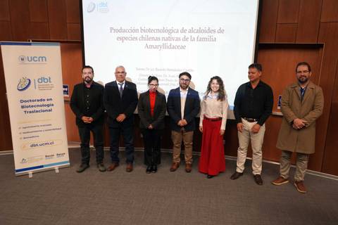 Un grupo de siete personas sonríen en un evento académico relacionado con biotecnología en Chile.