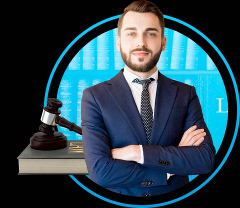 Un profesional de la ley posando con confianza frente a una biblioteca de derecho.