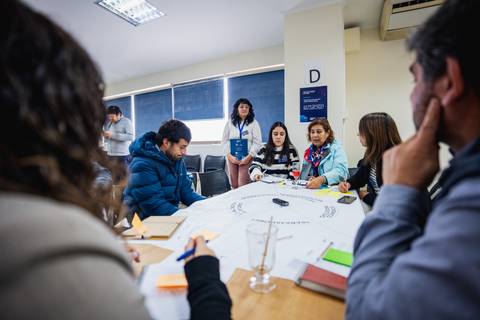 Un grupo de personas participando en una reunión creativa y colaborativa.