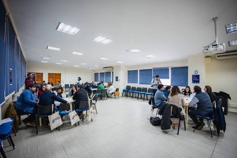 Una sala amplia donde varias personas están participando en una actividad de grupo.