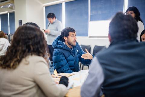 Un grupo de personas discutiendo en una reunión informal.