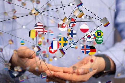 Una persona sostiene redes con banderas de diferentes países en un entorno digital.