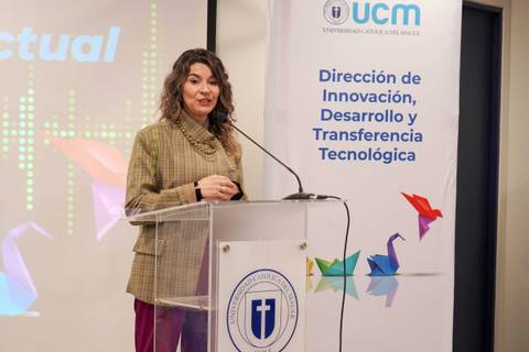 Presentadora en una conferencia sobre innovación y tecnología.
