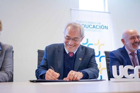 El académico firma un importante acuerdo en el contexto del Doctorado en Educación del consorcio.