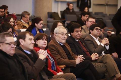Un grupo de personas sentadas en un evento formal en Chile.