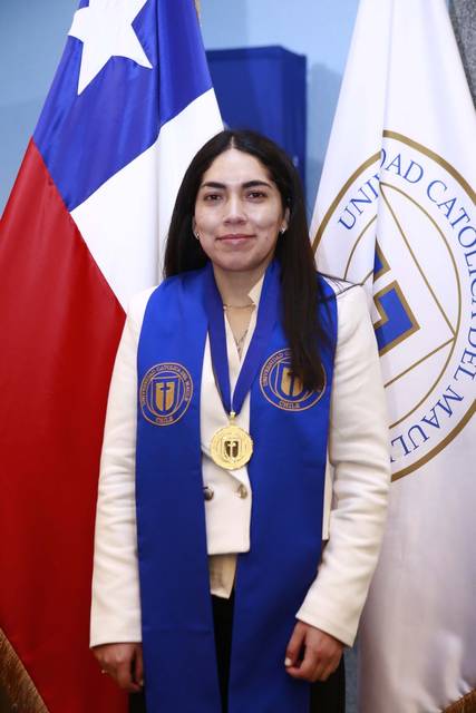 Una mujer poseedora de una medalla, destaca en una ceremonia de graduación en Chile.