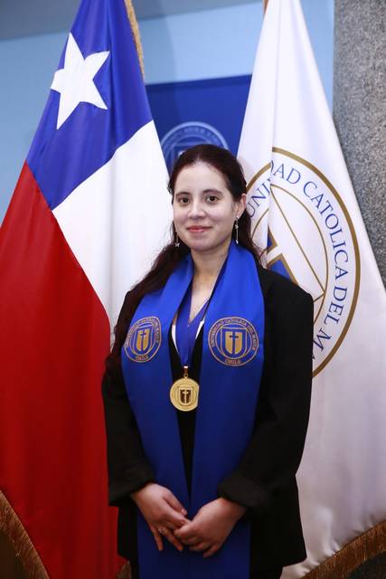 Una estudiante orgullosa posando con su medalla y estolas en un acto académico en Chile.