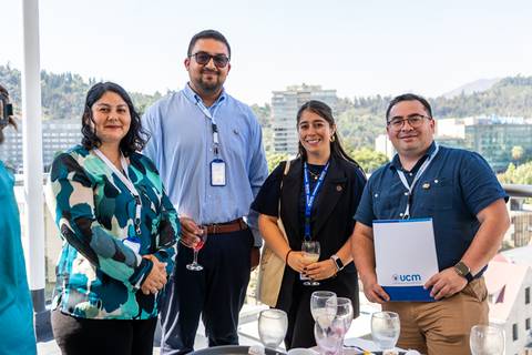 Un grupo de profesionales posando juntos en un evento al aire libre en Santiago.