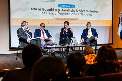 Un panel de expertos discutiendo sobre desafíos en la planificación universitaria.