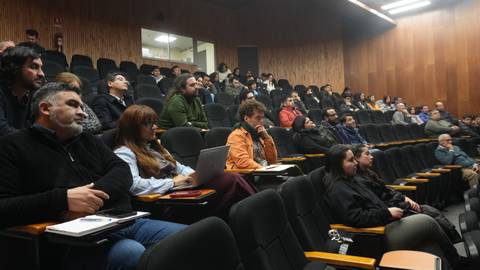 Una audiencia atenta en un auditorio durante una charla.