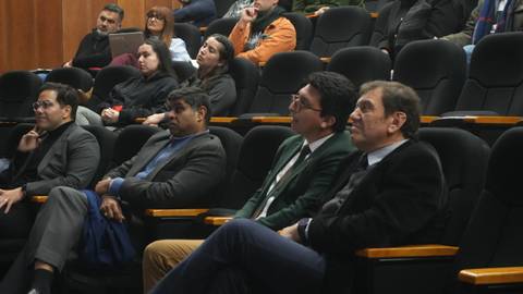 Un grupo de personas atentas escuchando en una conferencia.