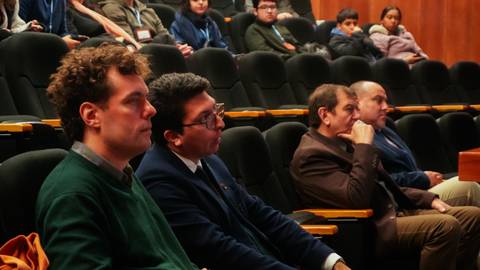 Un grupo de personas escuchando atentamente en un auditorio.