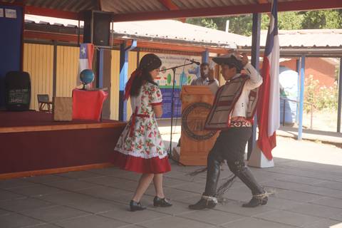 Pareja bailando una cueca en una celebración chilena.