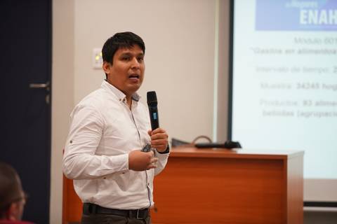 Un joven presentando un informe en una sala de conferencias.