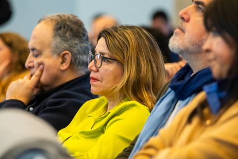 Una reunión con varias personas escuchando atentamente.