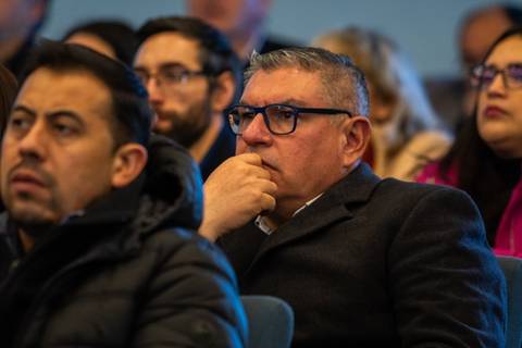 Un grupo de personas escuchando atentamente durante un evento.